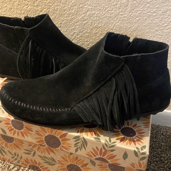 Woman’s Minnetonka moccasins - Picture 2 of 9